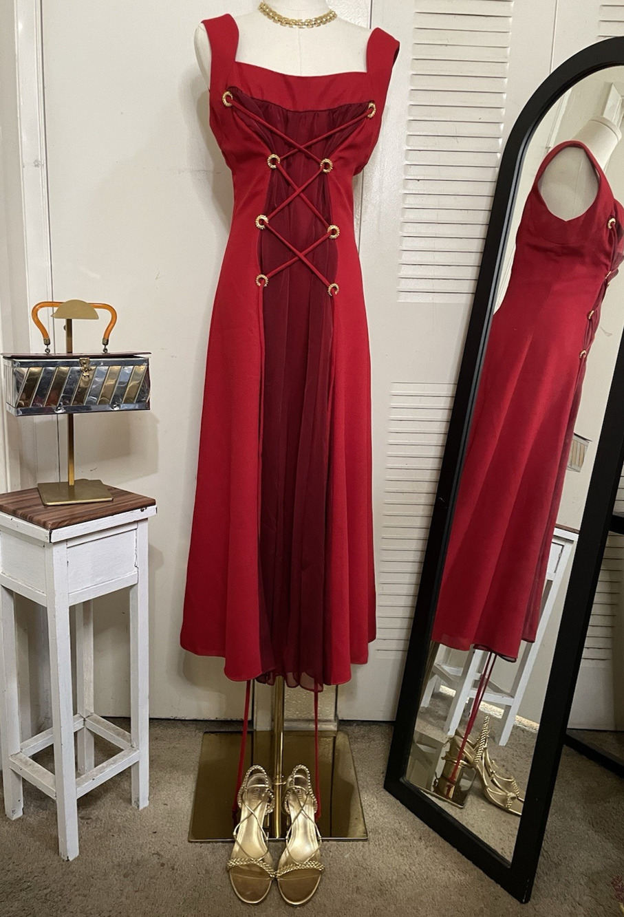 Elegant ST Sleeveless Maiden Long Bicolor Dress With Gold Accent Size 10